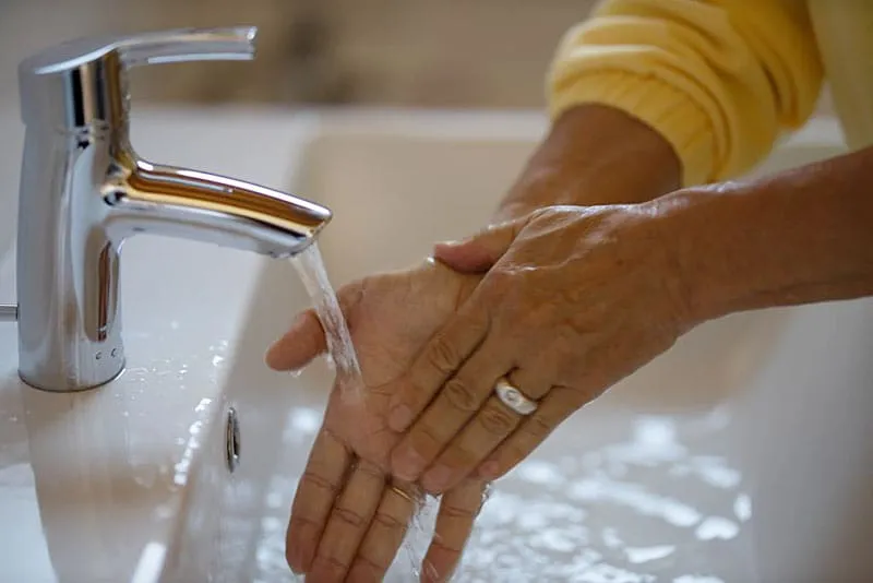 Wearing rings and washing hands