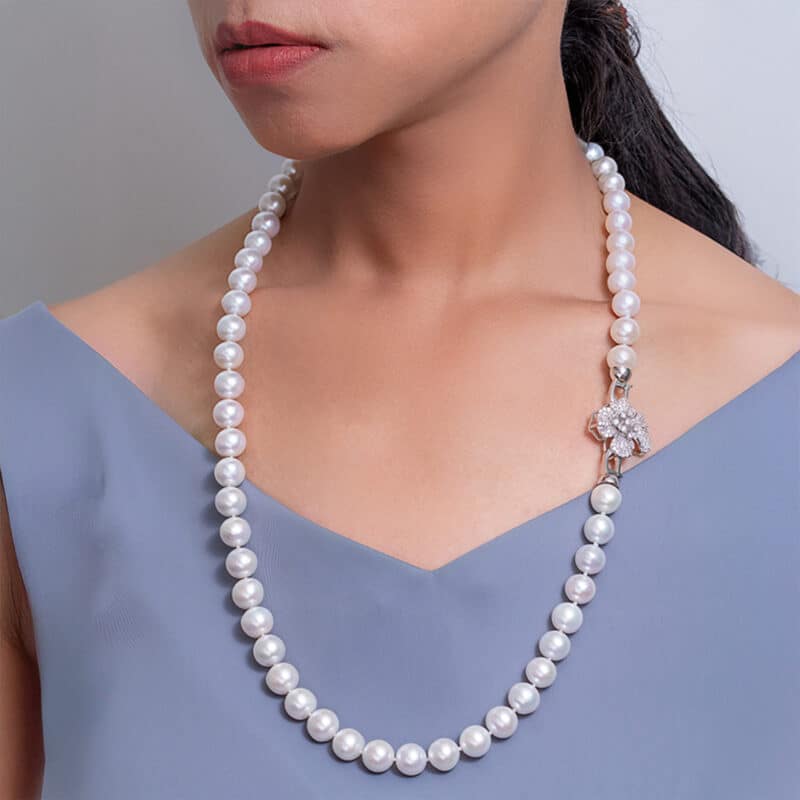 Jenna Flower Round Pearl Necklace / 26 Inches